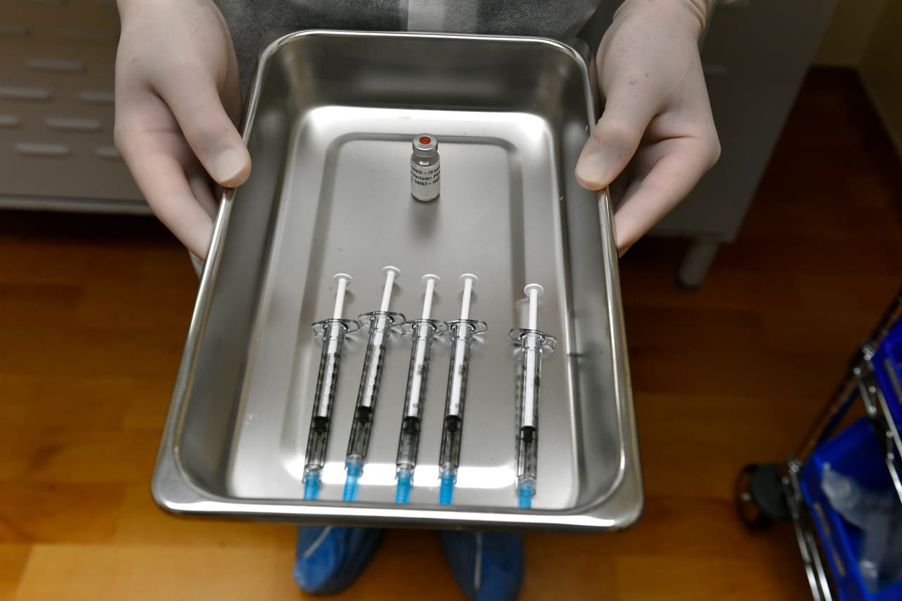 Se espera que en los primeros días estén disponibles entre tres y seis millones de dosis y que sean aplicadas a los trabajadores de la salud y los adultos mayores en centros de cuidado. Pero cada estado deberá decidir en qué orden y a qué grupos dará prioridad.