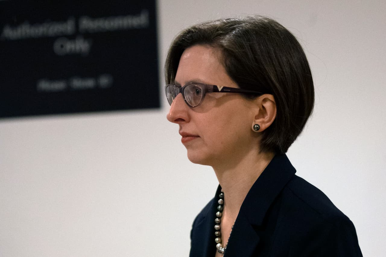 La asistente encargada de la Secretaría de Defensa, Laura Cooper, a su llegada a la reunión a puerta cerrada en la que testificaría ante los representantes como parte de las indagaciones para un
<i>impeachment</i> al presidente Donald Trump.