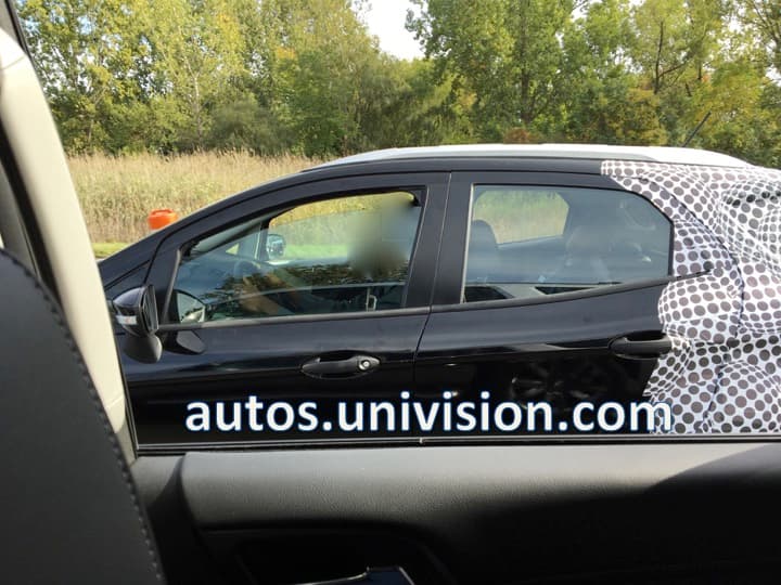 La cabina de la nueva camioneta luce amplia y comoda. Dos atributos que pasarían a conjurar la máxima critica que existe sobre la actual generación del Ford Fiesta, su diminuto espacio interior. El maniquí en el asiento trasero se ve de lo más cómodo. El chofer, no muy feliz de vernos cámara en mano.