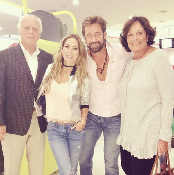 La familia de Gabriel no faltó a un evento tan importante: "Con mis tíos, padrinos y literalmente mis otros papás @cescobarsb #tioignacio Gracias por estar con nosotros en la fiesta de @elissasbb y @mirandasbb 🎉🎉🎉🎉🎉. Los quiero muchisismo!!!! @geraldinebazan".