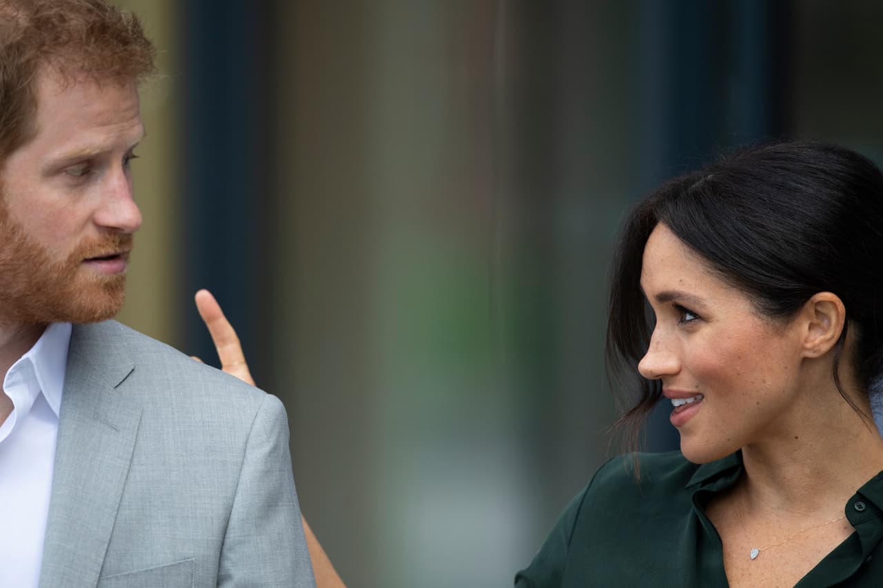 ¿Será que Meghan se dio cuenta y le llamó la atención para que luciera más feliz como el Duque de Sussex que es?