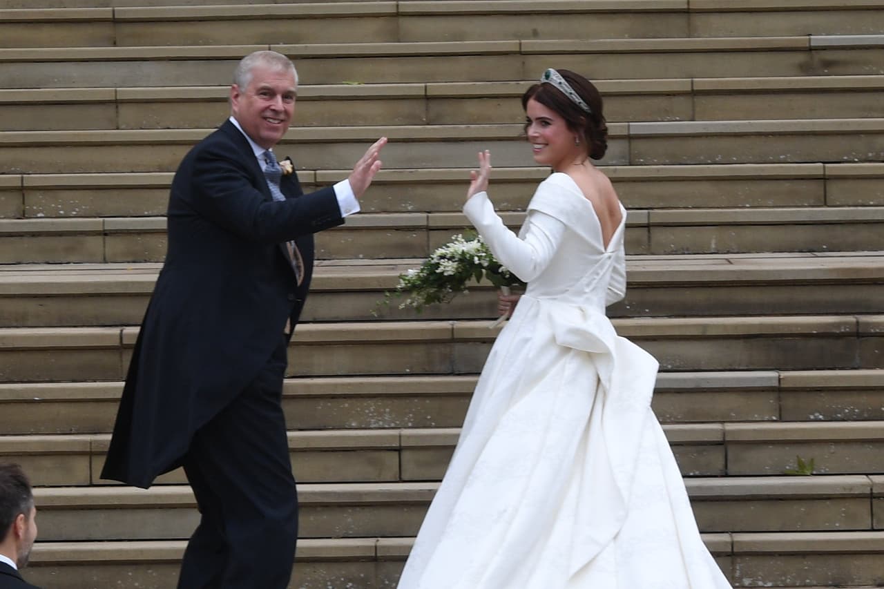 Eugenie de York eligió un 
<b><a href="https://www.univision.com/entretenimiento/realeza/princesa-eugenie-asi-fue-su-vestido-de-novia-fotos">vestido de novia blanco</a></b> de Peter Pilotto y Christopher De Vos y una 
<b><a href="https://www.univision.com/entretenimiento/realeza/en-fotos-asi-es-la-tiara-de-eugenie-de-york-de-la-que-todo-el-mundo-habla-fotos">tiara de esmeraldas</a></b> y diamantes que le prestó su abuela la reina Isabel II, que data de 1919. 
<br>