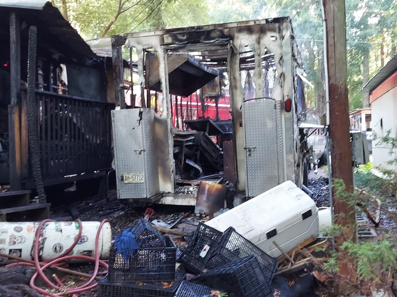 "Ahorita lo que me interesa es conseguir un lugar donde estar porque llevamos dos noches en un hotel. Necesito un lugar donde quedarme, pero no puedo rentar algo hasta no saber qué va a pasar con la aseguranza", comentó.
