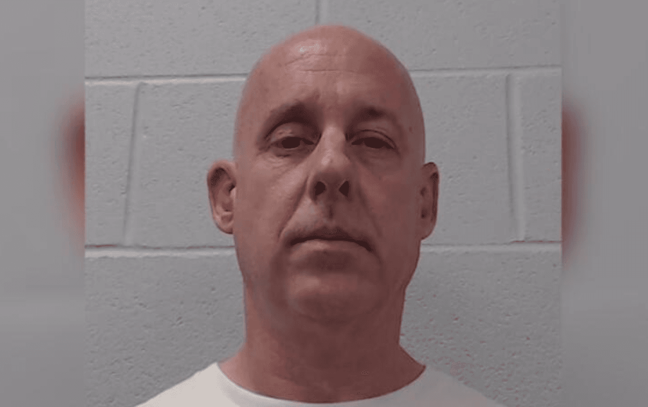 Junta escolar vota a favor de despedir a maestro acusado de indecencia con un menor 