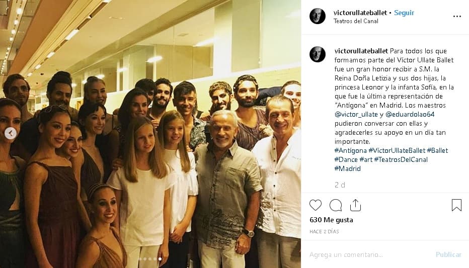 De hecho, el propio Ullate publicó
<b><a href="https://www.instagram.com/p/B2MBE0qIqIX/" target="_blank"> en su cuenta de Instagram</a></b> cinco fotos que constatan la visita que hicieron Letizia y sus hijas: "Para todos los que formamos parte del Víctor Ullate Ballet
<b>fue un gran honor recibir a su majestad</b> la reina doña Letizia y a sus dos hijas, la princesa Leonor y la infanta Sofía, en la que fue la última representación de 'Antígona' en Madrid".