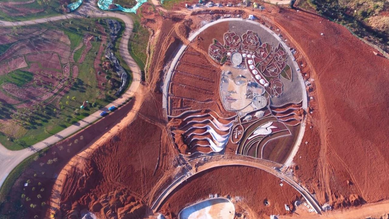 Otra de las creaciones de Heard es esta obra titula "Young Woman of China", creada en cuatro acres de tierra en una ladera de una provincia china, en el suroeste de país.