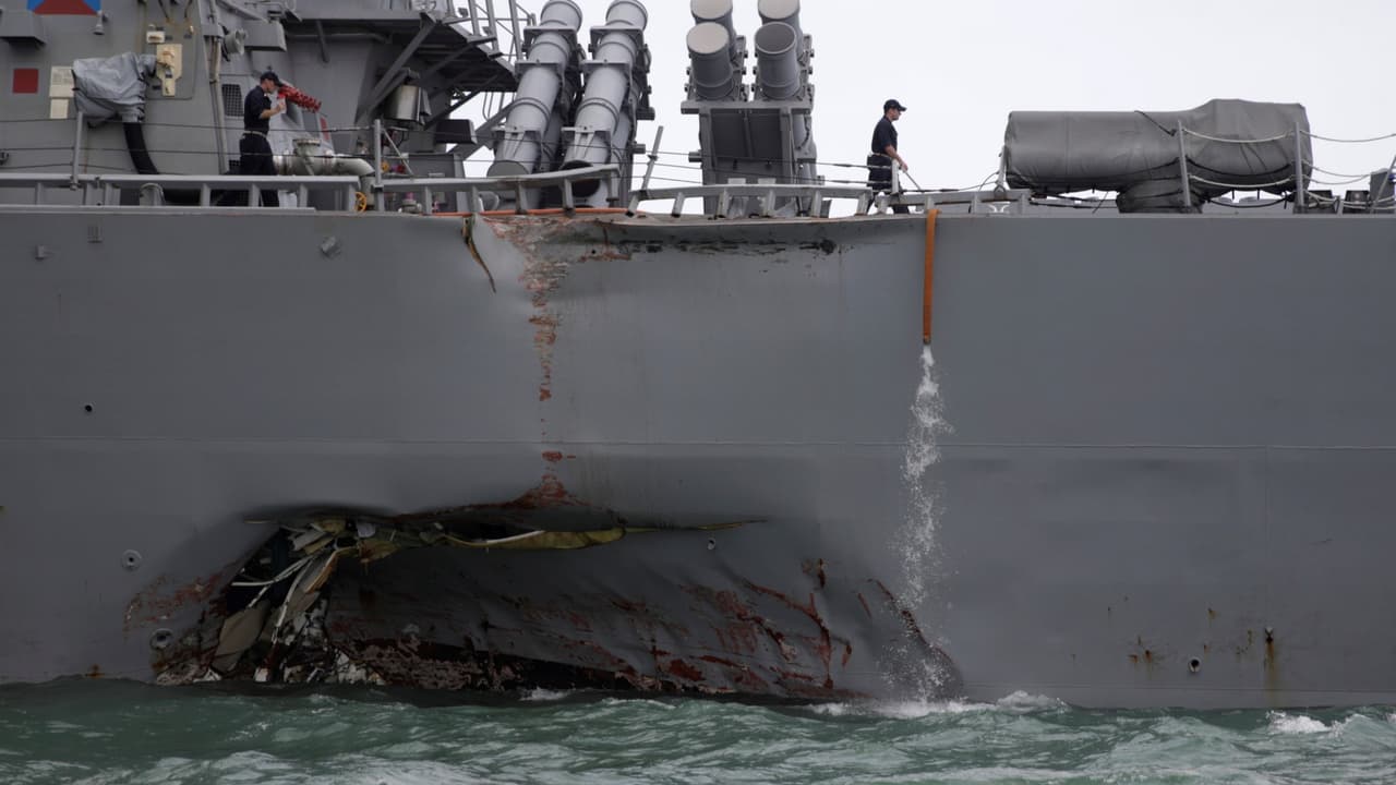 10 marinos desaparecidos y 5 heridos tras el choque de un destructor de misiles de EEUU contra un buque petrolero