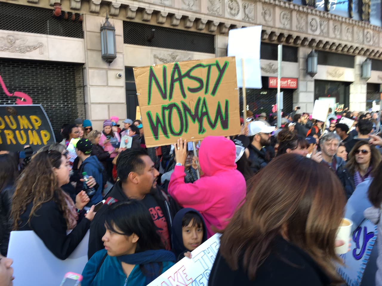 Miles de personas marcharon en Los Ángeles contra el gobierno de Trump.