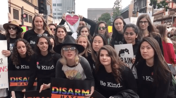 <b>Lady Gaga</b>: la cantante marchó junto a los cientos de miles en asistencia, donde publicó un video rodeada de estudiantes pidiendo más amabilidad para los jóvenes y por el futuro del planeta.
<br>
<br>