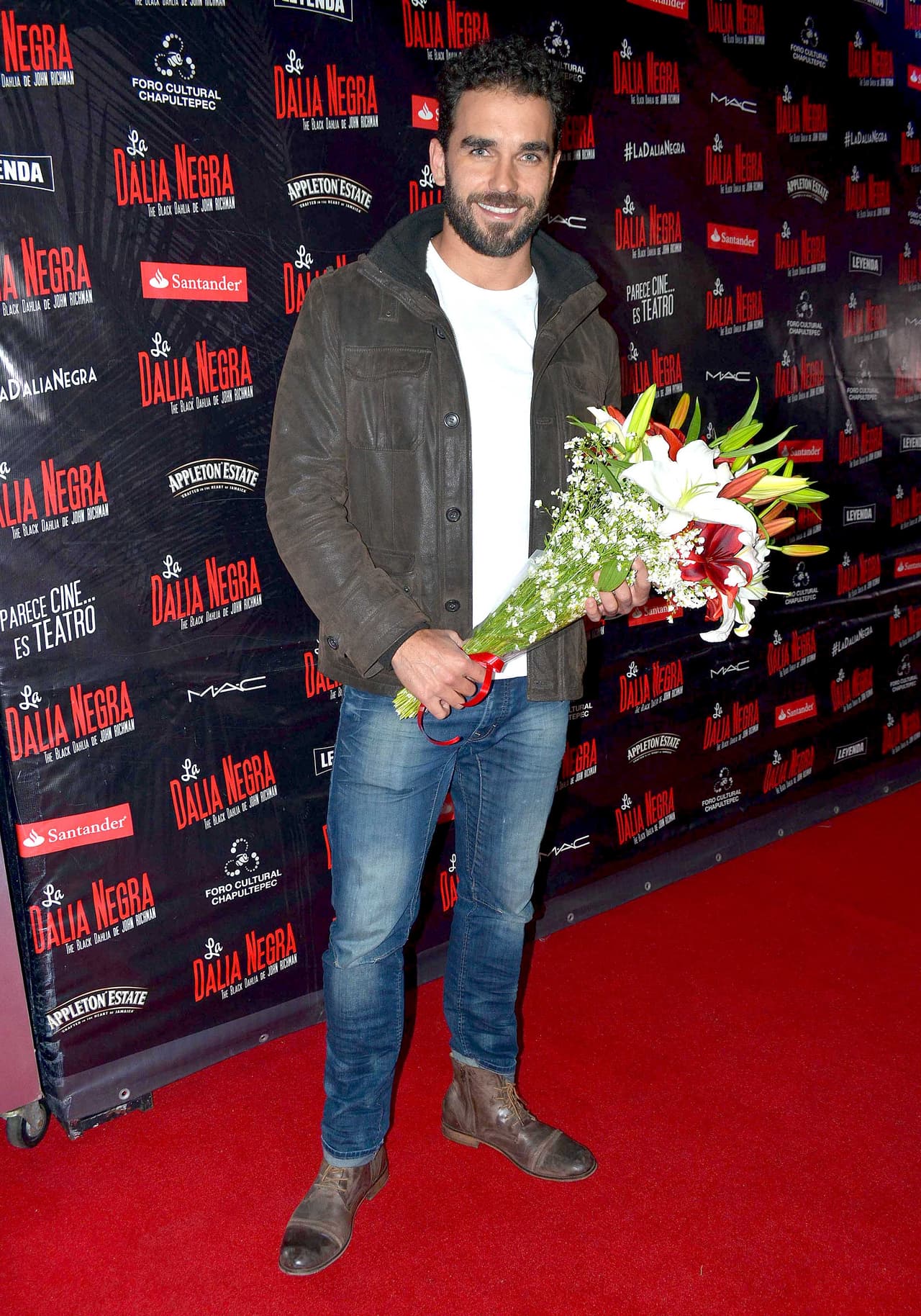 Y su amado Marcus Ornellas la esperaba ¡con este lindo ramo de flores!