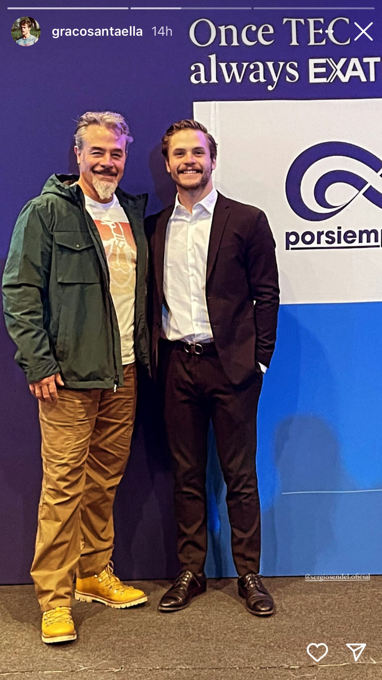 A su graduación lo acompañó su famoso padre y se dejaron ver juntos como pocas veces lo hacen. Con estas imágenes, quedó en evidencia el gran parecido que el joven tiene con el actor. 
<br>