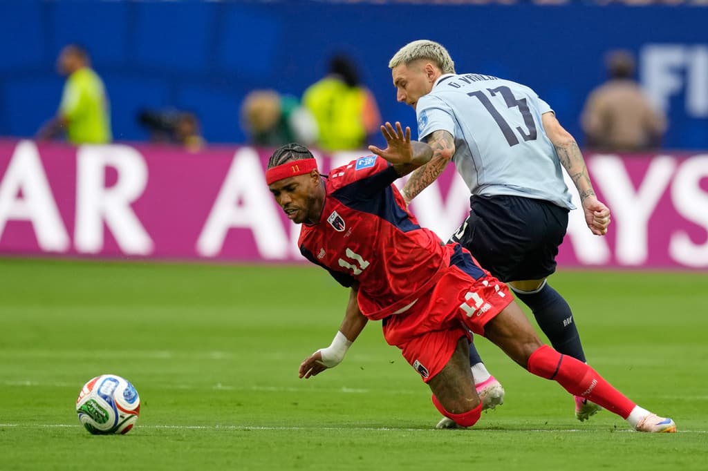 Garry Rodrigues (11) de Cabo Verde y Guillermo Varela (13) de Uruguay luchan por el balón.