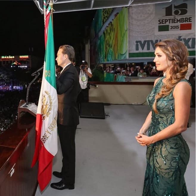 La cantante estaba de lo más feliz acompañando a su esposo en este acto.