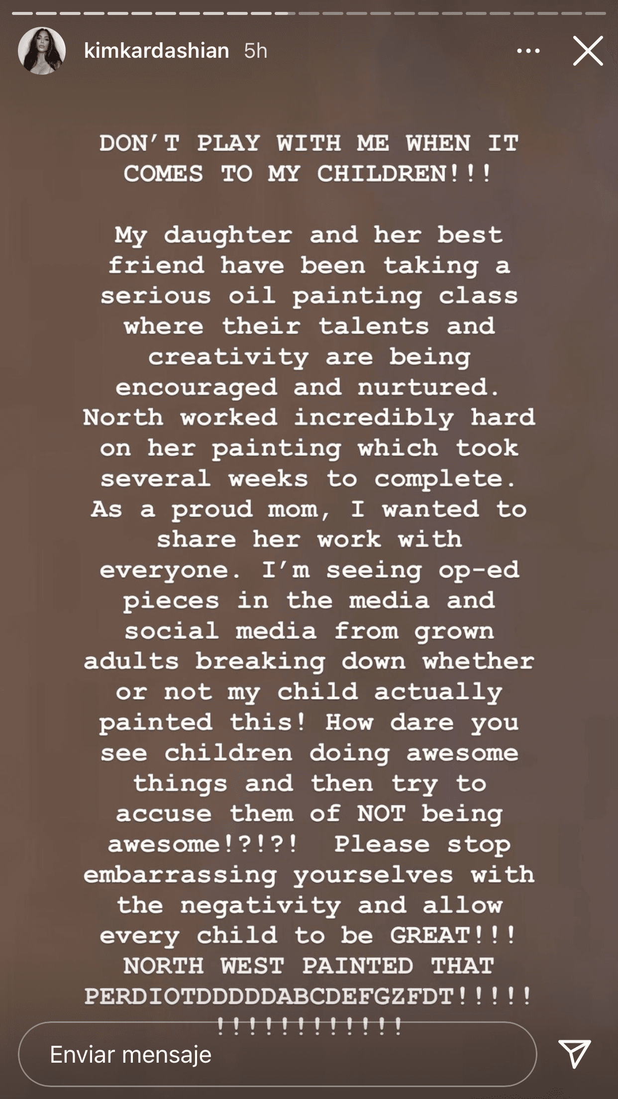 Pero a Kim Kardashian no le agradó en nada que North fuera el centro de señalamientos y burlas respecto a su destreza con la pintura y en Instagram sacó las garras por ella: 
<b><a href="https://www.univision.com/entretenimiento/asi-respondio-kim-kardashian-a-las-criticas-porque-su-hija-north-se-pinto-los-labios-de-rojo-fotos" target="_blank">"¡No se metan conmigo cuando se trata de mis hijos!"</a></b>, escribió en redes sociales.