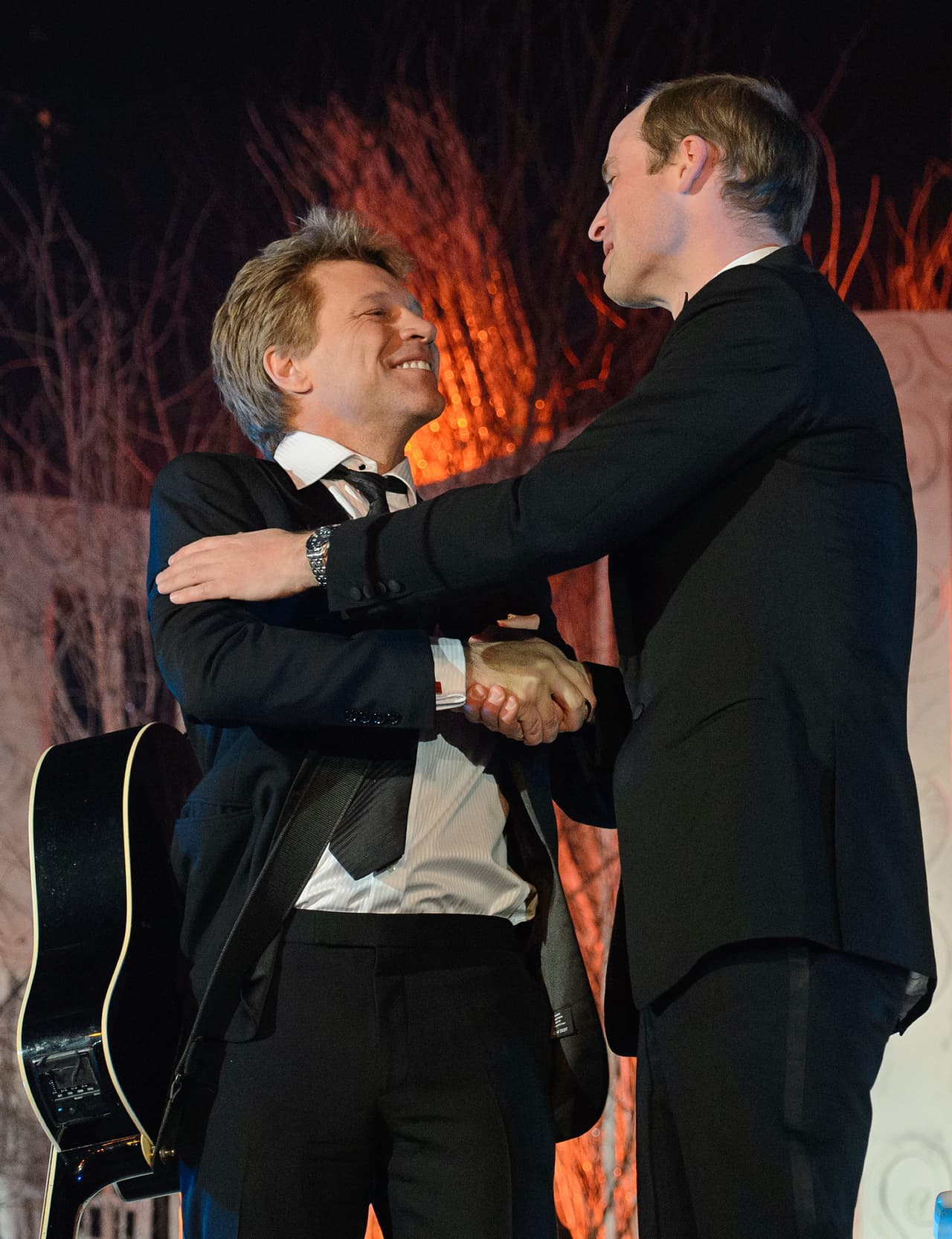 En las reseñas de la prensa de aquel noviembre de 2013, y los videos que existen del momento, se observa que Jon Bon Jovi también le pidió al príncipe que subiera al escenario a cantar mientras se refería a él como "el chico del karaoke". 
<br>