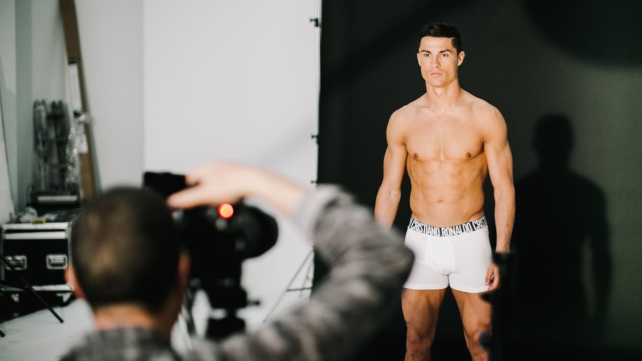 WoW! Justo lo que necesitábamos: imágenes de Cristiano Ronaldo como más nos gusta verlo, sin camisa, en calzoncillos y quietecito para admirarlo mejor.