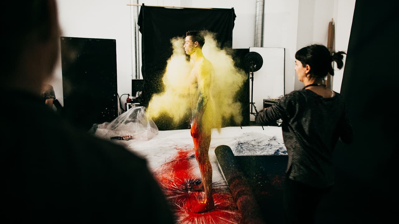 Los polvos de pintura encontraron resistencia y se pegaron a su cuerpo.