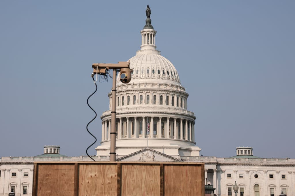 Aunque las medidas de seguridad que siguieron al asalto al Capitolio se fueron relajando con los meses,
<b> la sede del Congreso ha continuado siendo escenario de incidentes</b>. El último, este lunes, cuando la policía detuvo a un hombre que dijo ser un supremacista blanco cerca del edificio legislativo y de la sede del partido Demócrata. 
<a href="https://losangeles.cbslocal.com/2021/09/13/donald-craighead-oceanside-arrested-machete-bayonet-washington-dc/" target="_blank">Donald Craighead</a>, de 44 años, 
<b>llevaba una bayoneta y un machete</b>, armas prohibidas en Washington DC. Se desconoce si estaba en la ciudad para participar en la protesta del sábado. 
<br>
