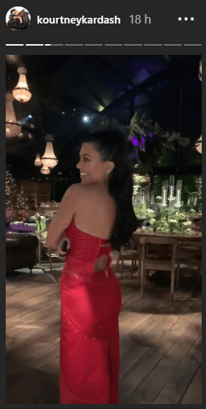 La anfitriona, Kourtney Kardashian, mostró en sus historias de Instagram el vestido que eligió para la celebración navideña. Se trata de un atuendo rojo sin tirantes.