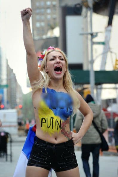 Varias mujeres activistas del grupo FEMEN de Ucrania llegaron a Times Square con mensajes de odio escritos en su cuerpo semi desnudo para protestar contra la intervención de Rusia en ese país. 
