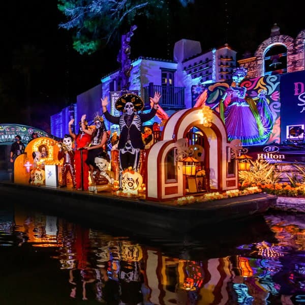 Se habilitará un área para ver el desfile de pie y gratis, el cual estará disponible a lo largo de E. Commerce Street. Esta área será sólo para ver el desfile de pie, no se permiten sillas.