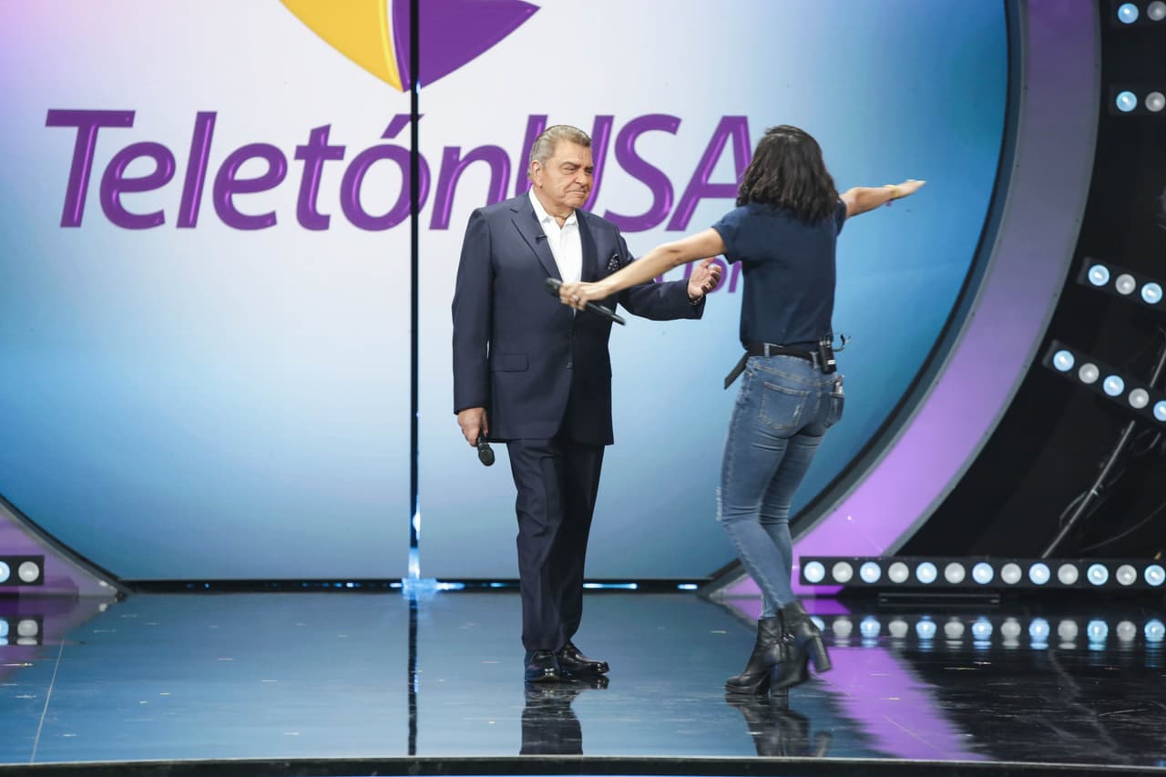 En el escenario ya lo esperaban Alejandra Espinoza, quien fuera su última compañera en Sábado Gigante, y el presidente de Teletón México y TeletónUSA, Fernando Landeros.