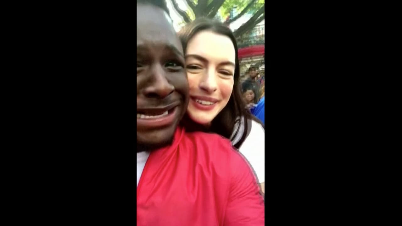 Fan se emociona cuando Anne Hathaway le canta por su cumpleaños