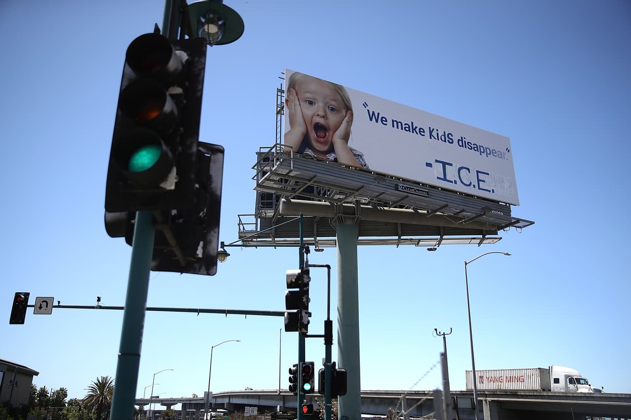 "Este no es un problema de inmigración", escribió el grupo 'Indecline' en un mensaje publicado en su cuenta de Instagram, al referirse a la 
<b><a href="https://www.univision.com/noticias/inmigracion/que-pasa-ahora-con-los-mas-de-2-300-ninos-que-ya-fueron-separados-de-sus-padres">separación padres e hijos de inmigrantes en la frontera</a></b>. "Esta es una crisis humanitaria", sostienen los activistas.
<br>