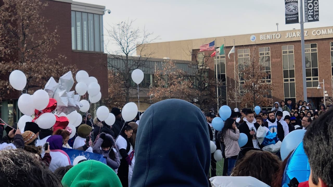 Desde la escuela secundaria Benito Juárez, 
<a href="https://www.univision.com/local/chicago-wgbo/soltaran-globos-para-recordar-a-la-adolescente-angie-monroy-asesinada-en-la-villita">cientos de alumnos salieron de sus salones</a> de clases para recordar a Angie Monroy, una vida que la comunidad ha perdido.
