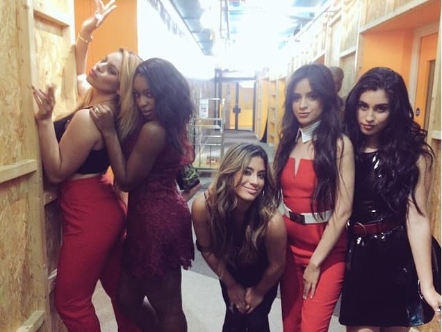 Sus poses son divinas y el color rojo les viene como anillo al dedo.