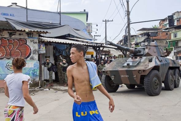 El ex secretario de Seguridad Pública de Brasil, Luiz Edoardo Soares, ha llegado a escribir que las 'milicias' integradas por policías militares han reemplazado a los traficantes y manejan parte del negocio de la droga.