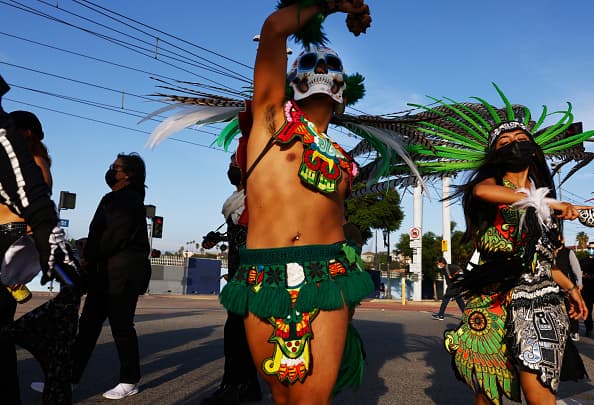 Los bailarines aztecas modernos, tienen como misión mantener viva las tradiciones mexicana en las nuevas generaciones de latinos que cada vez es más grande en Los Ángeles.
