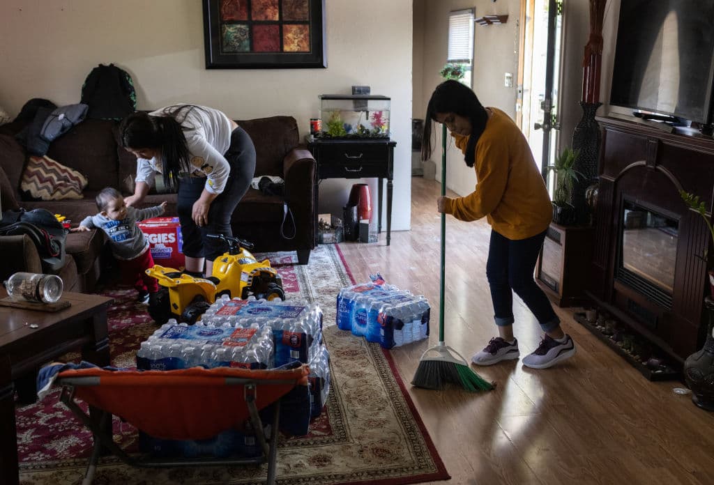 La niña ayuda a su tía en los cuidados de la casa, que será su su nuevo hogar. Su madre continúa en México, esperando una nueva oportunidad para intentar llegar a Estados Unidos.