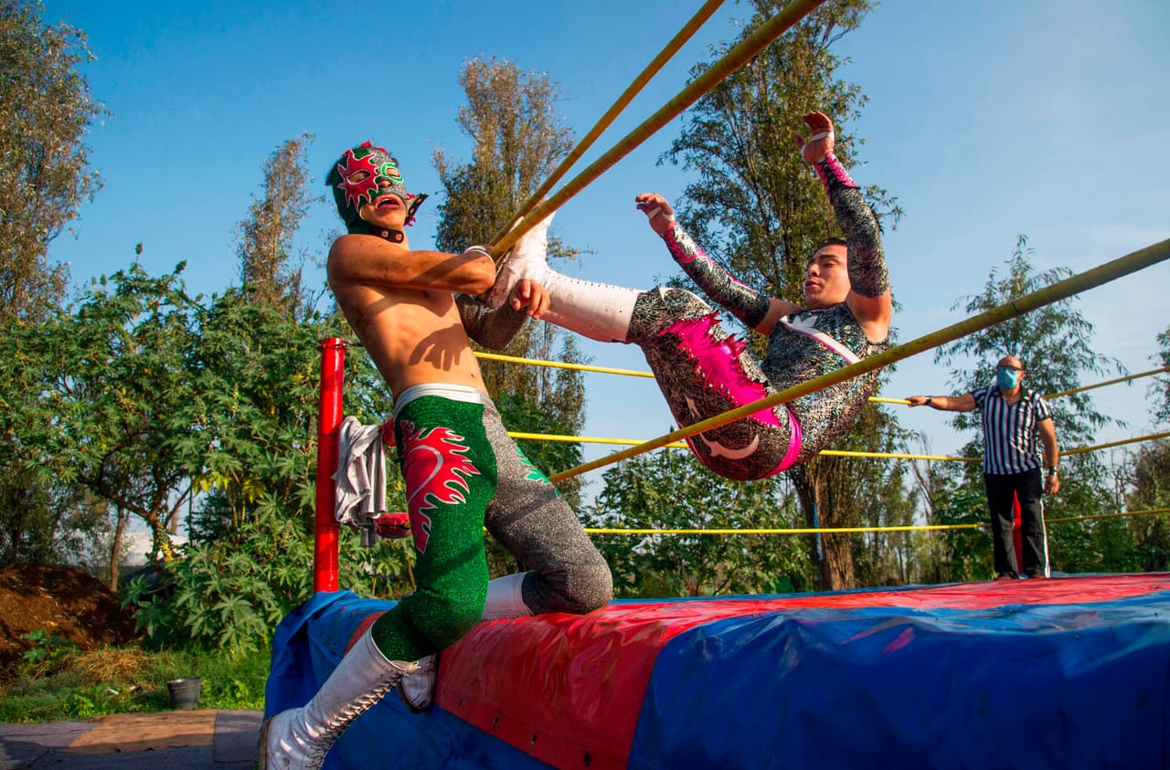 Con los gritos tradicionales e insultantes, el folclore de esta actividad que mueve pasiones en México supo acoplarse a los aires siempre festivos y coloridos de Xochimilco.
<b>Las máscaras rotas, las patadas voladoras y un réferi imparcial hicieron su parte en este evento con fines benéficos.</b>