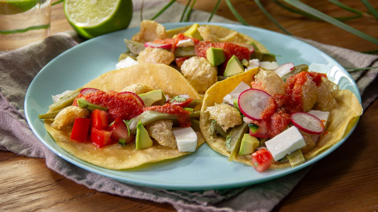 Tacos placeros de chicharrón y nopales: manjar económico y facilísimo