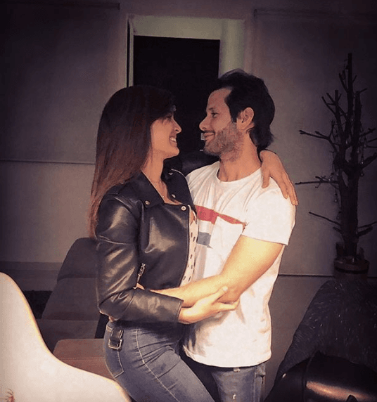 En temas amorosos, tiene una relación desde hace varios años con José Luis Graterol, exintegrante del desaparecido grupo UFF. A principios de enero de 2019 le propuso matrimonio en un parque de la Ciudad de México. 
<br>