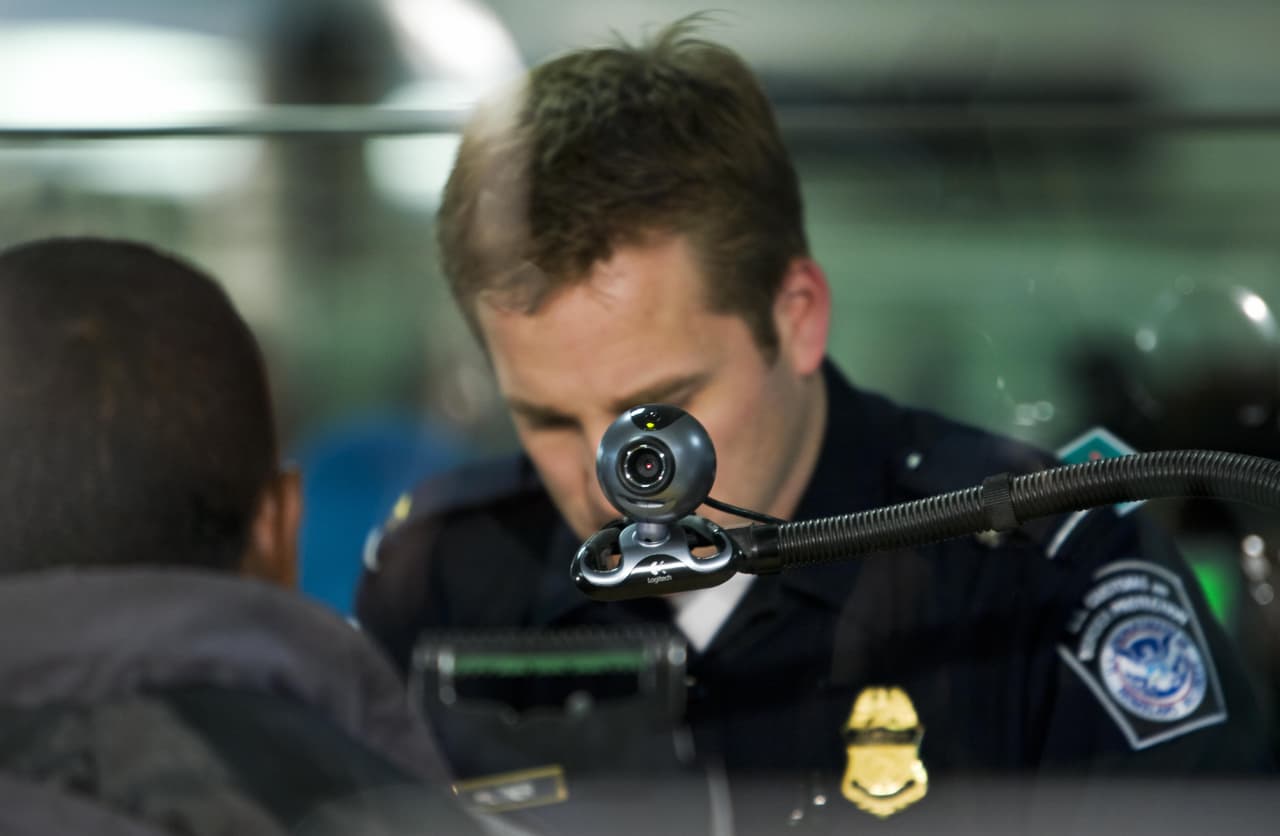 Por qué Chile teme quedar fuera del exclusivo programa que lo exime de visas para entrar a Estados Unidos