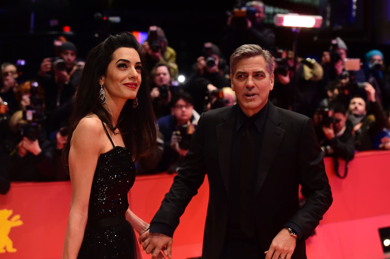 Y también, iban de 'manita sudada'.