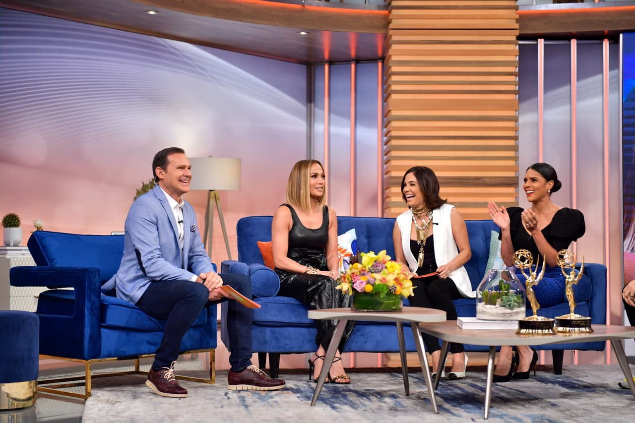 JLo tomó asiento junto a Alan, Karla y Francisca para contarles que es "Ramona" en 'Hustlers', el nuevo filme en el que actúa junto a Cardi B, mismo que se estrena este fin de semana.