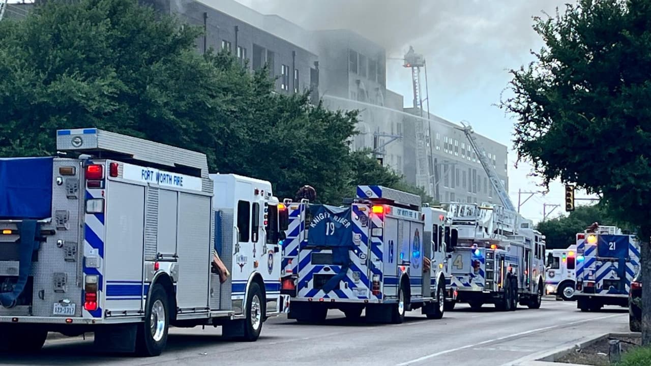 <h3 class="cms-H3-H3">Piden evitar la zona </h3>
<br>Autoridades 
<b>instaron al público a mantenerse alejado del área del incendio por seguridad</b>. La policía bloqueó el tráfico en el tramo de la cuadra 1000 de West Rosedale Street, donde se encuentran varios edificios residenciales y negocios.
