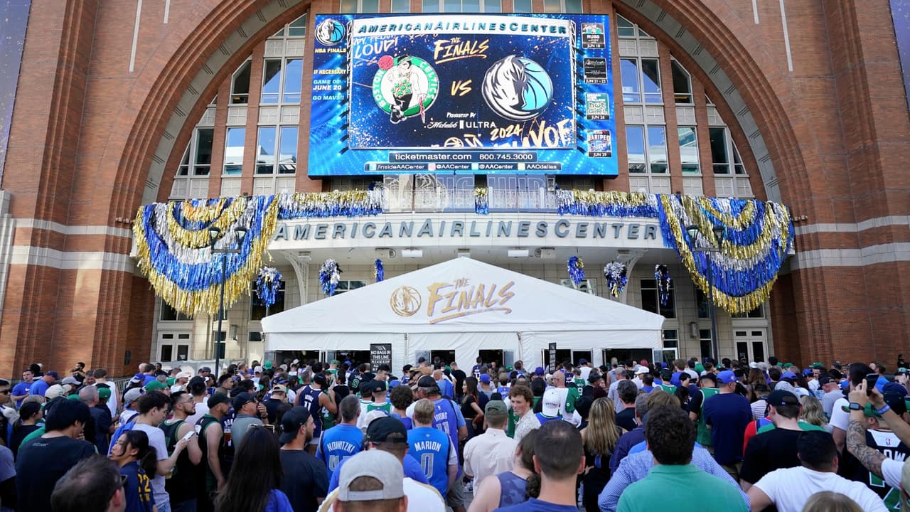 Para los amantes de las experiencias al aire libre, 
<a href="https://maps.app.goo.gl/zb5xCbVEmaV2nF5g6" target="_blank">el AT&T Discovery District</a>, a solo unas cuadras del American Airlines Center, 
<b>proyectará el juego en una imponente pantalla LED, creando el escenario perfecto para una noche de verano bajo las estrellas: Gratis</b>.