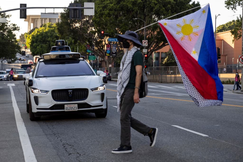 Minneapolis se opuso en los tribunales a la medida de la administración Trump, argumentando que esto obstaculizaría el progreso de la ciudad en materia de vigilancia policial. “Ni Trump ni nadie en Washington puede impedirnos realizar esta labor con la que estamos realmente comprometidos”, declaró el alcalde Frey en una conferencia de prensa.