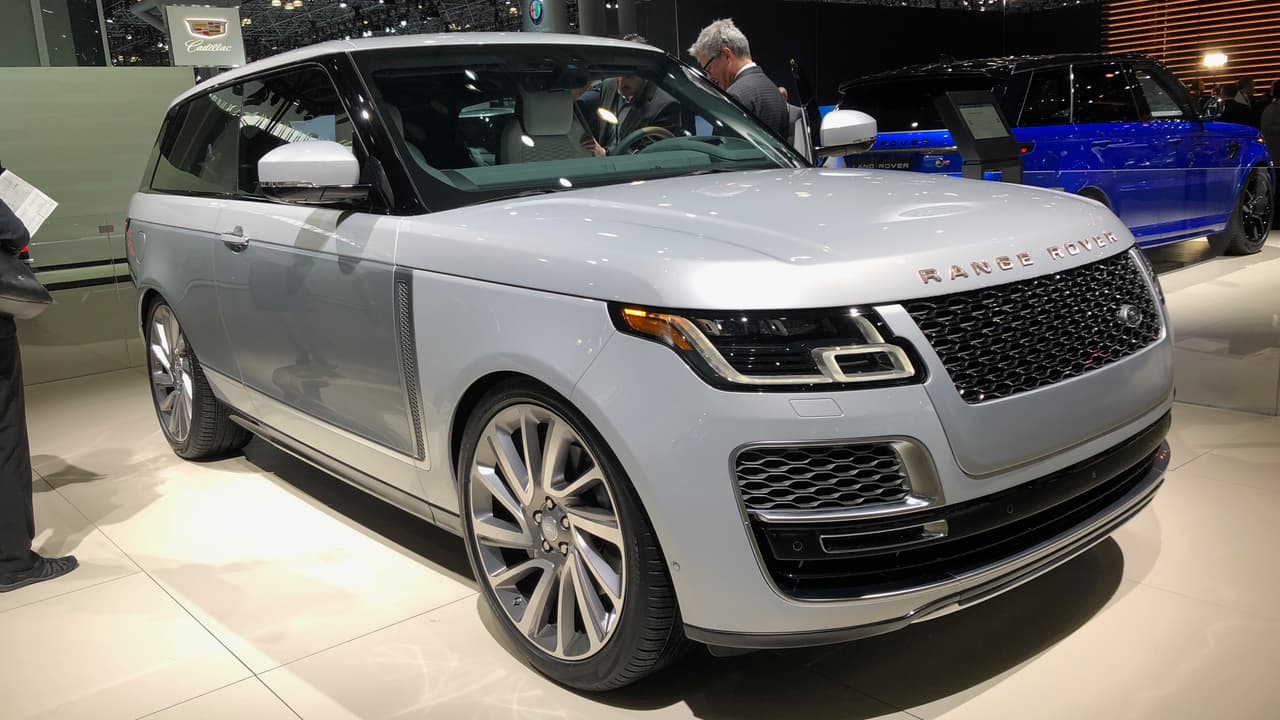 <h3 class="cms-h3-H3">Bella: Range Rover SV Coupe</h3>
<br>
<br>Land Rover solo va a contruir 999 unidades de esta espectacular camioneta a un precio de 300,000 dólares cada una. Por lo que les agradecemos que hayan llevado este ejemplar al show. Nos recuerda a la Land Rover original que se fabricó en Venezuela entre 1976 y 1981, y que solo al igual que esta nueva camioneta solo contaba con dos puertas.
