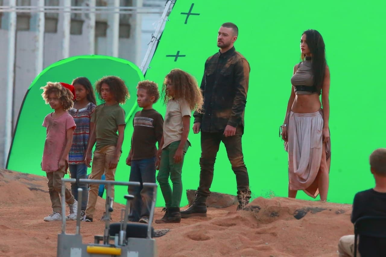 Unos niños también formaron parte de la filmación que tuvo lugar el viernes en Los Ángeles.