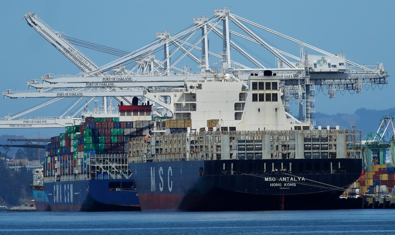 Los puertos de California pudieran sufrir una"desaceleración del comercio dentro y fuera de los puertos de California (especialmente relevante para los sectores de transporte y almacenamiento y agricultura)", de acuerdo con el 
<a href="https://www.ppic.org/blog/how-will-the-coronavirus-affect-californias-economy/" target="_blank">Instituto de Política Pública de California</a>.