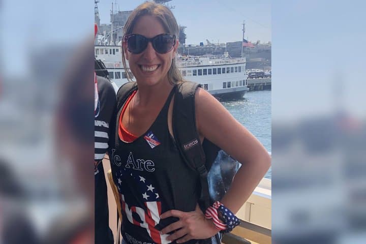 Ashli Babbitt era una seguidora de la teoría conspirativa QAnon. En la foto viste una playera con la letra Q que representa al grupo que tiene al presidente Trump como figura central.