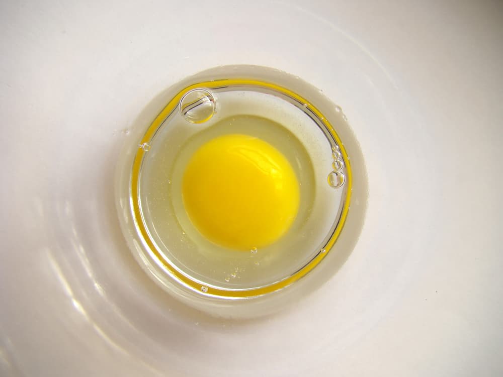 Si hay muchas burbujas, significa que sí te están haciendo mal de ojo. Entre más burbujas tenga el huevo, es más mala la energía que te están tirando.