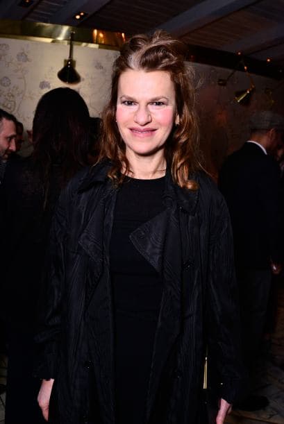 Esa famosa era Sandra Bernhard, quien la invitó de regreso a su hotel.