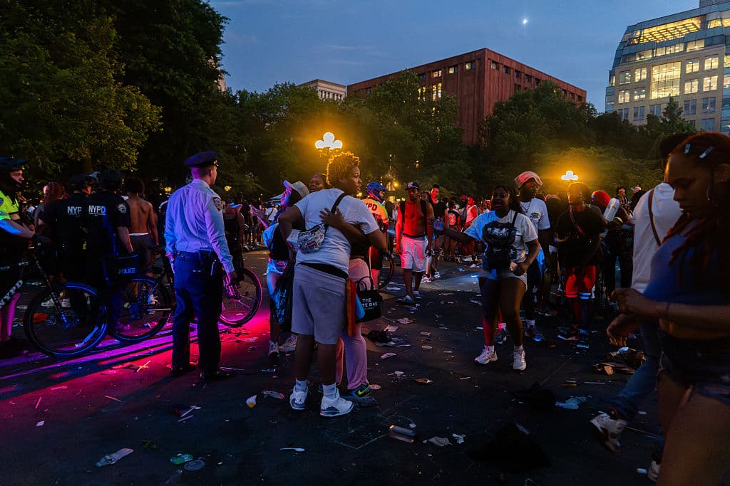 Simultáneamente, rumores de disparos causaron pánico generalizado, haciendo que miles de personas huyeran precipitadamente del área, rompiendo barreras policiales. El sospechoso, quien fue detenido en el lugar, aparentemente utilizó el gas pimienta en lo que consideró defensa propia, creyendo que iba a ser atacado.
<br>