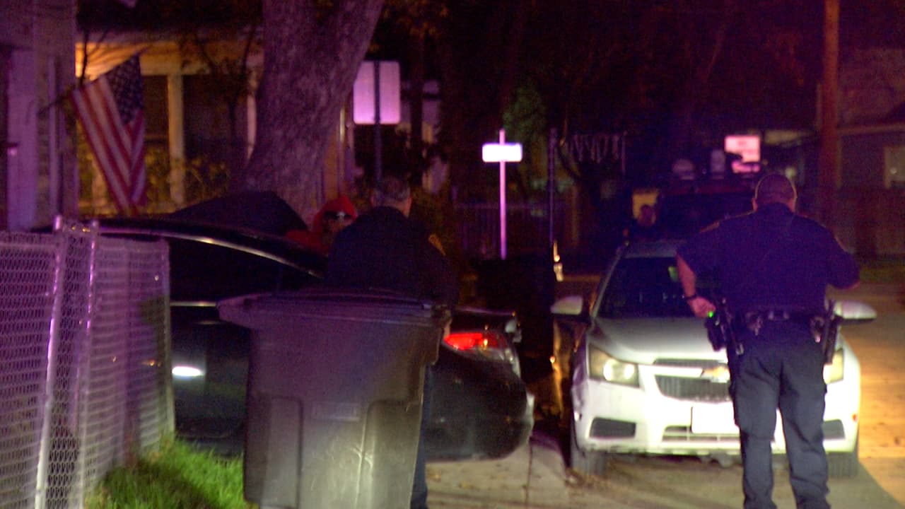 El joven condujo herido hasta la calle Myrtle, donde pidió ayuda médica.
<br>
<br>El Departamento de Policía de San Antonio investiga ambos hechos como un tiroteo entre pandillas.